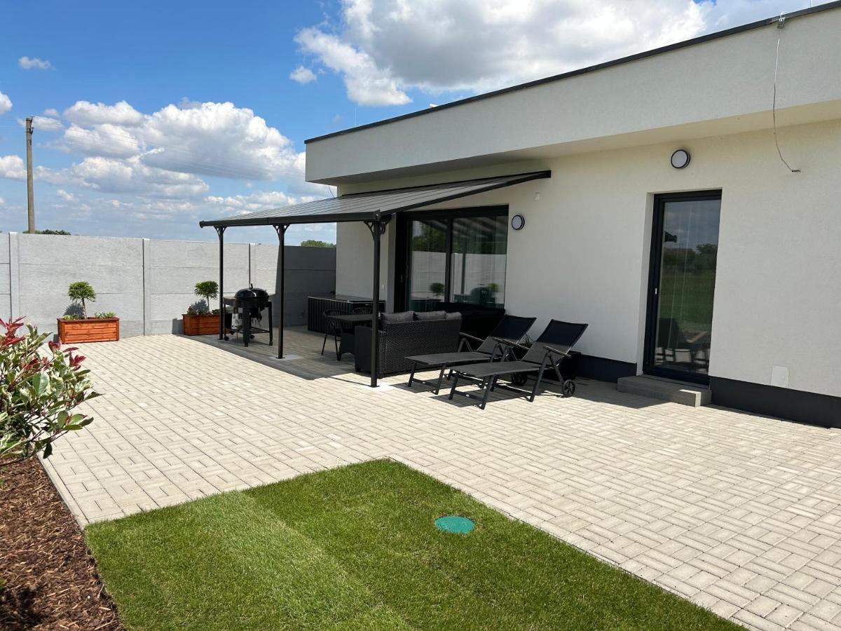 Apartman Zuzana Nesvady Exterior foto